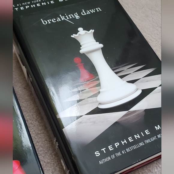 Twilight series books 4 Saga - Picture 6 of 6